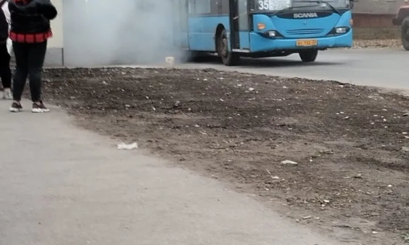 Автобус загорелся на остановке в Барнауле