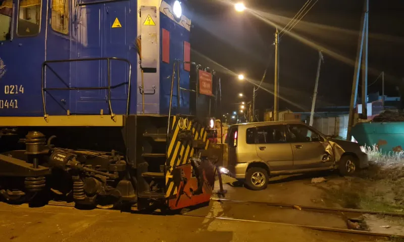 В Алтайском крае транспортной прокуратурой организована проверка по факту столкновения на железнодорожном переезде тепловоза с легковым автомобилем
