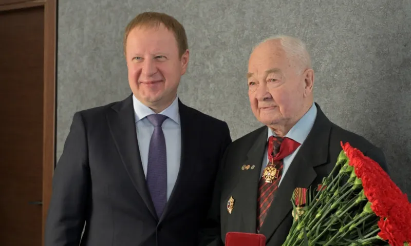 Губернатор Алтайского края вручил медаль к 80-летию Победы в Великой Отечественной войне Геннадию Саковичу