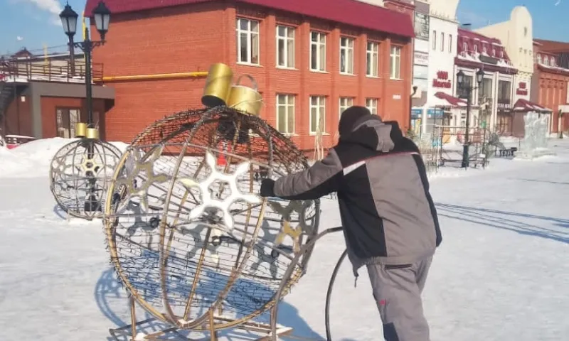 Снежный городок на пешеходной улице демонтируют в Барнауле