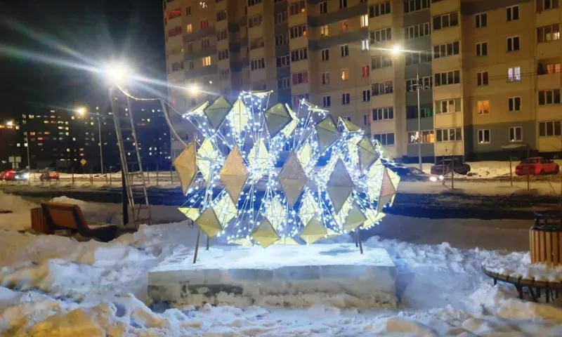 В Индустриальном районе Барнаула к новогодним праздникам установили светящуюся еловую шишку