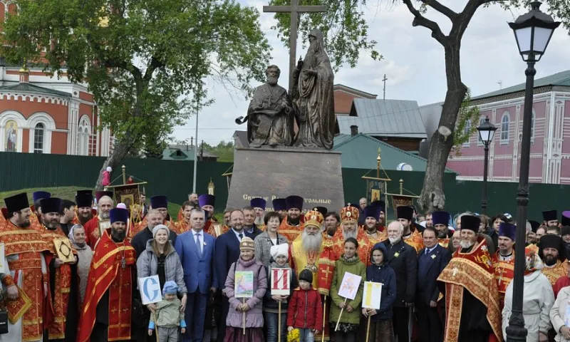 Новый памятник Кириллу и Мефодию освятили в Барнауле