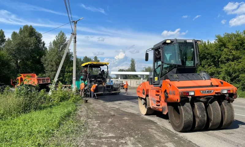 Локальный ремонт дороги проводят в Бийске в районе Зеленого клина