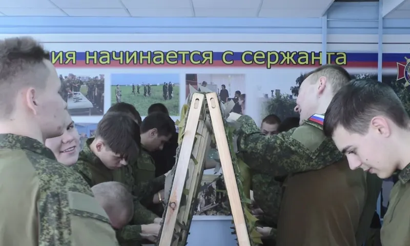Мастер военного учебного центра АлтГТУ усовершенствовал технологию плетения маскировочных сетей