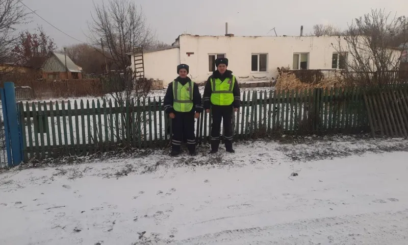 8 человек спасли полицейские из горящего дома в Топчихинском районе