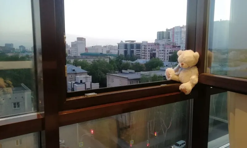 Ребенок выпал из окна в Бийске