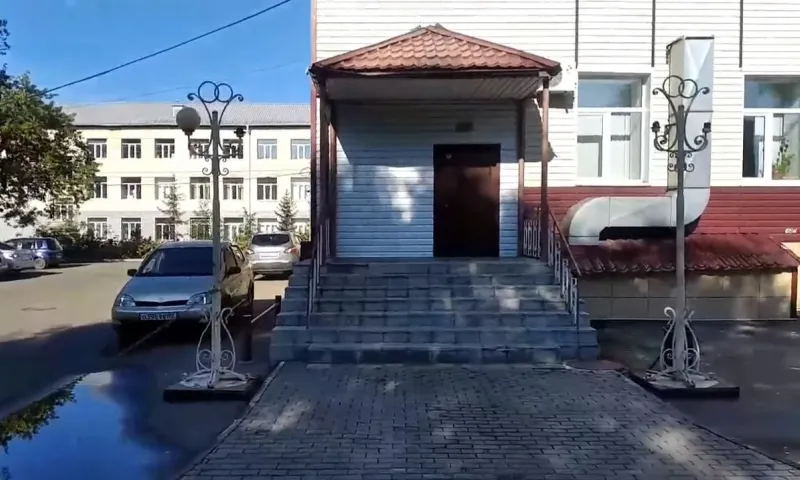 Лужи, мусор: бийчане рассказали о состоянии заднего двора ЗАГСа