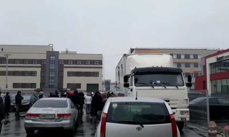 У ТРЦ «Праздничный» в Барнауле собралась толпа желающих вакцинироваться от COVID-19