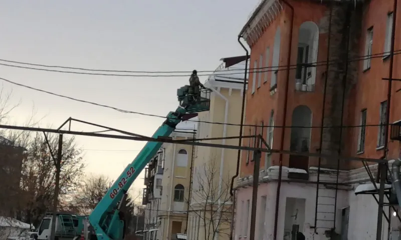 В Барнауле продолжаются работы по уборке льда и снега