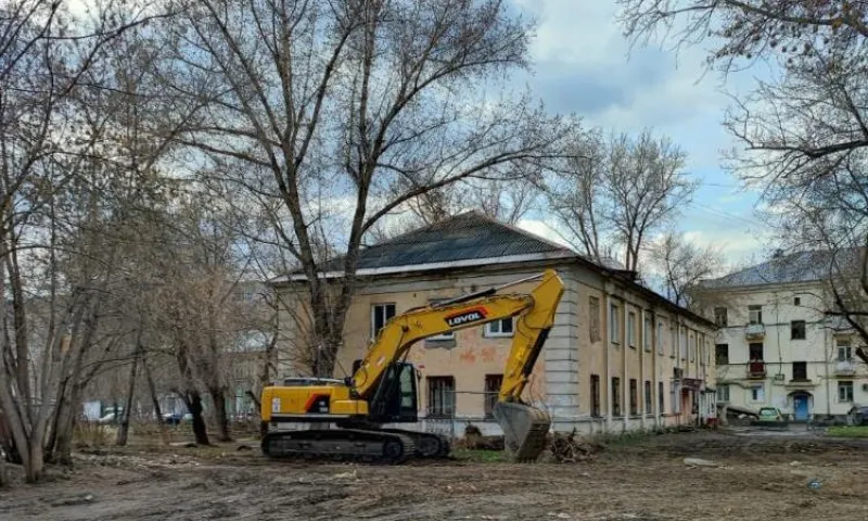 Ещё один аварийный дом сносят в Барнауле