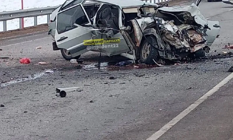 На алтайской трассе разбился автомобиль. Есть погибшие