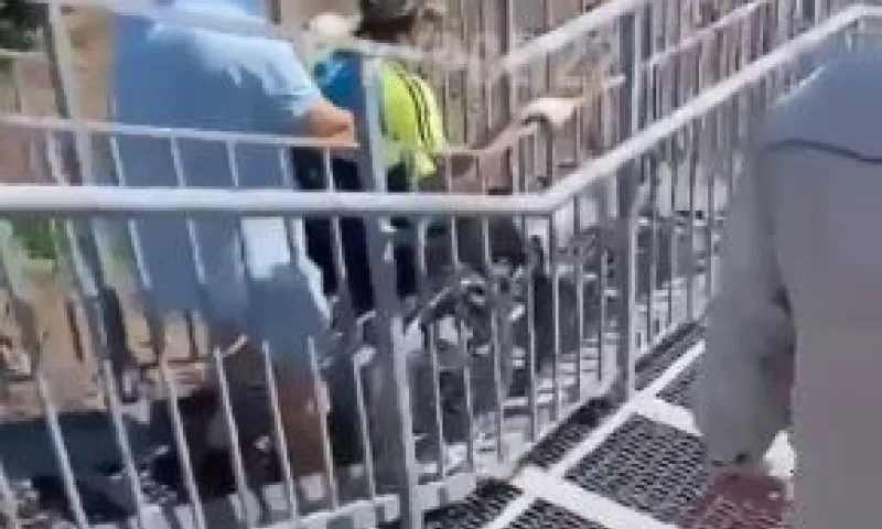 Барнаулец помог мужчине на коляске переправиться через мост