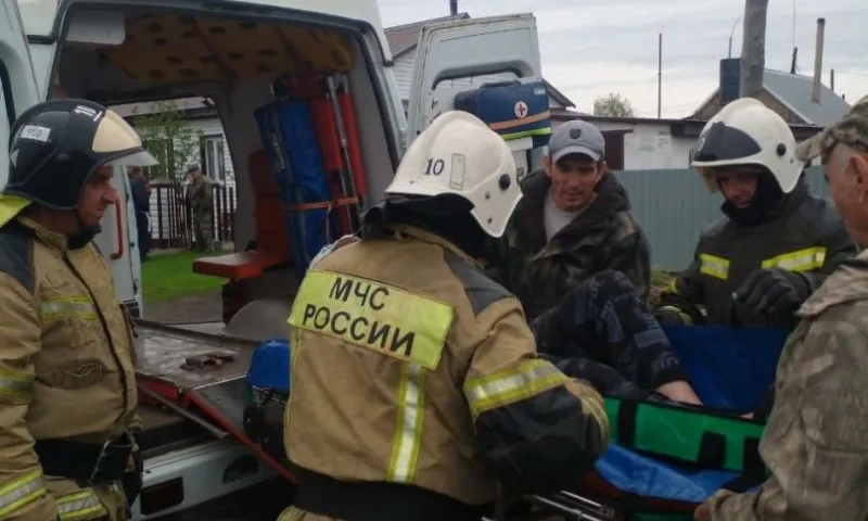 Сотрудники МЧС вместе с врачами спасли рыбака с серьёзной травмой ноги в Калманке 