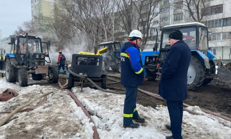 Повреждение тепловой сети устраняют в Барнауле