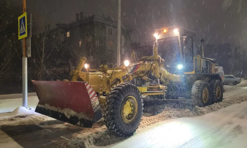Более 120 единиц техники устраняют последствия снегопада в Барнауле