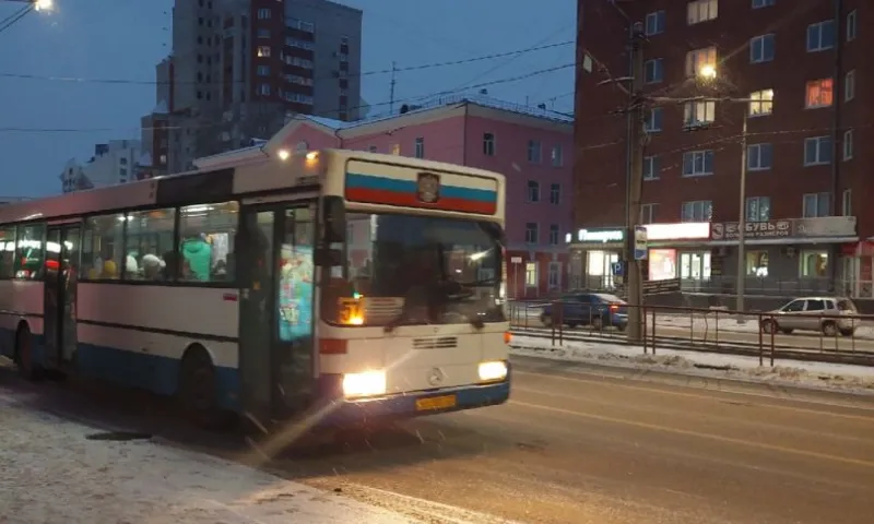 Контроль за вечерними рейсами общественного транспорта поручили усилить перевозчикам в Барнауле