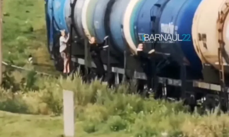 Дети из Алтайского края запрыгивали на движущийся поезд