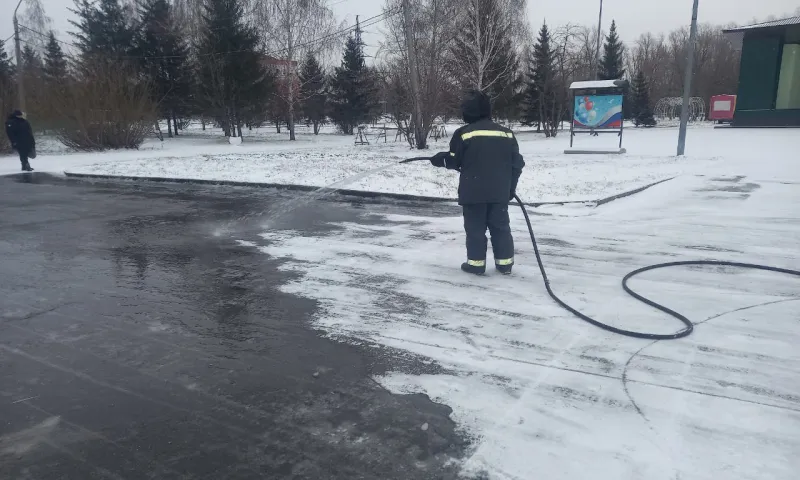 В Центральном парке Барнаула начали заливать каток 