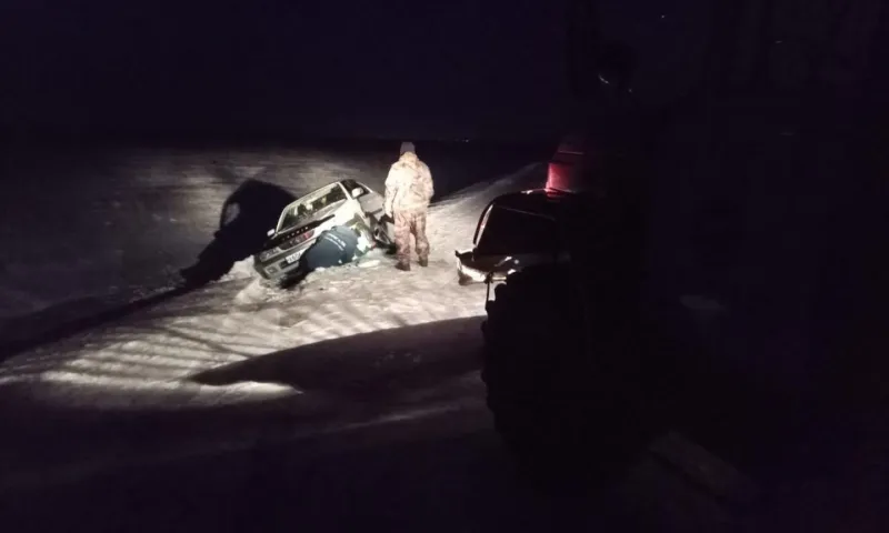 Пожарные вытащили водителя из кювета в Алтайском крае 