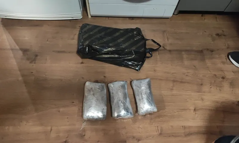 Иностранца с особо крупной партией наркотиков задержали в Барнауле