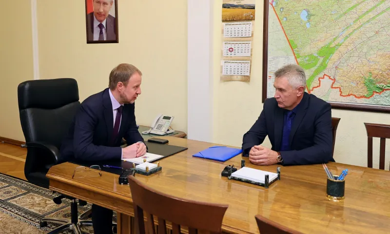 Губернатор Алтайского края Виктор Томенко провел рабочую встречу с главой Мамонтовского района Сергеем Волчковым