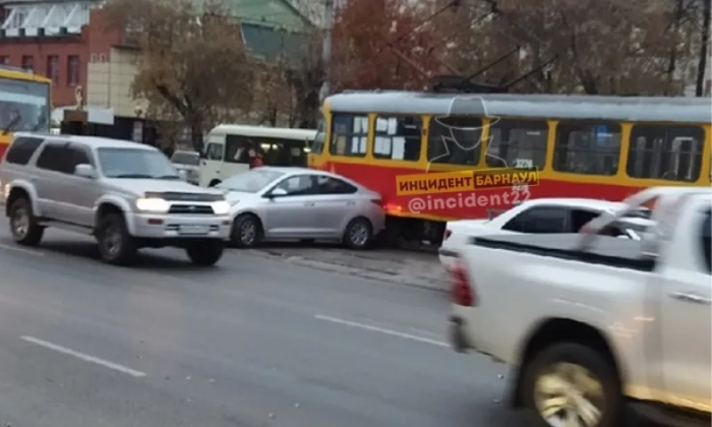 Трамвай столкнулся с автомобилем в центре Барнаула с утра пораньше