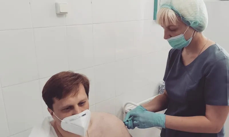 Министр здравоохранения Алтайского края вакцинировался от коронавируса