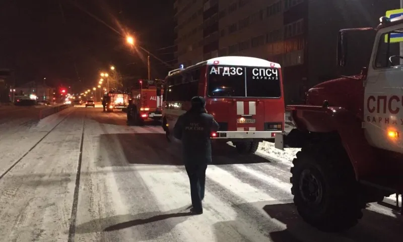 Жителей барнаульской многоэтажки эвакуировали из-за пожара