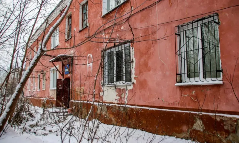 В Барнауле Следственный комитет организовал проверку после сообщений о трещине в аварийном доме