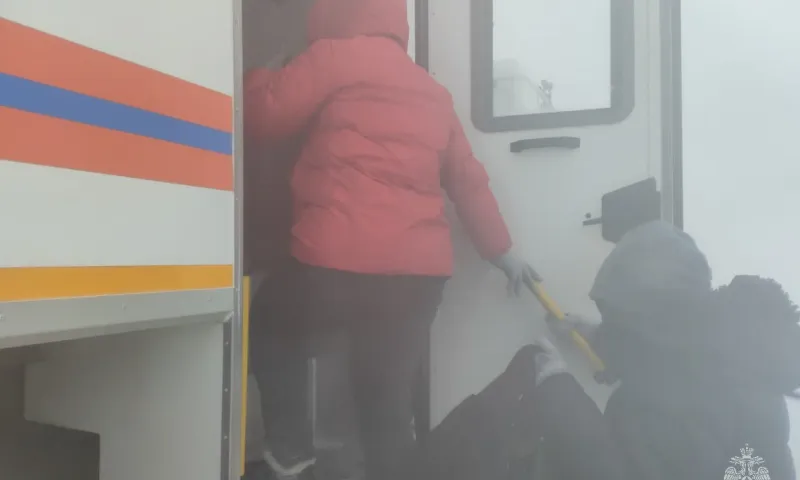 Спасатели помогли жителям Алтайского края, чьи автомобили застряли на трассе 