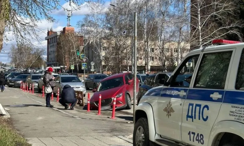 Машина провалилась под асфальт в центре Барнаула