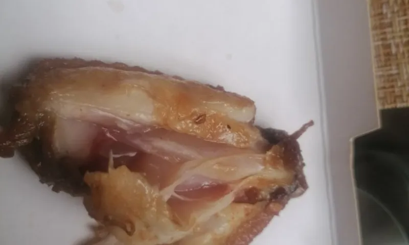 Барнаульцу доставили непрожаренную курицу