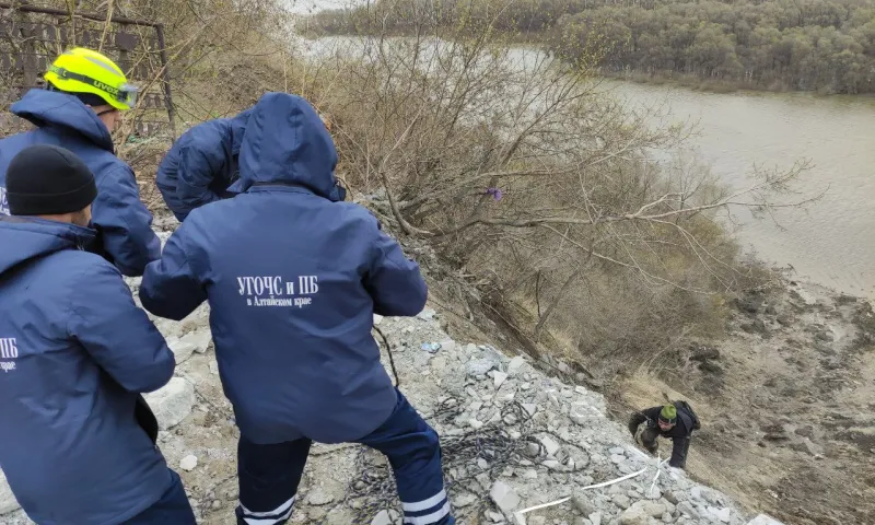 Провалившегося в овраг мужчину спасли в Барнауле
