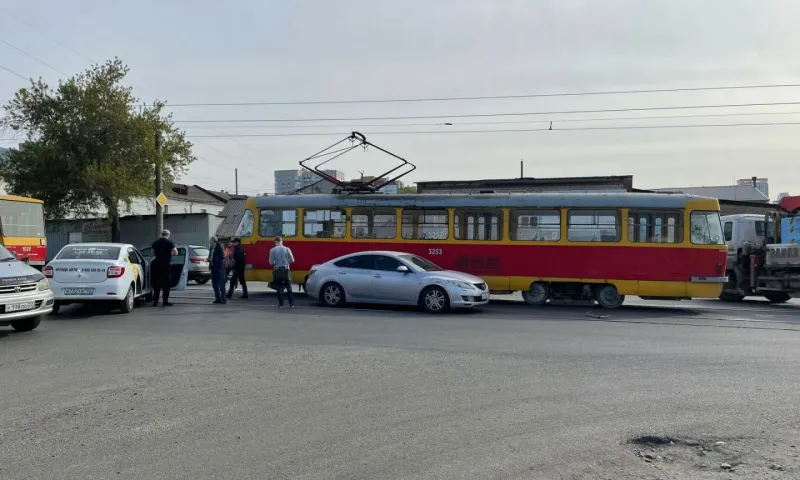 Движение трамваев встало после утреннего ДТП в Барнауле