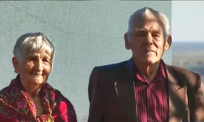 Проживших вместе 65 лет супругов, юного киберспортсмена и директора санатория наградили премией «Наши»
