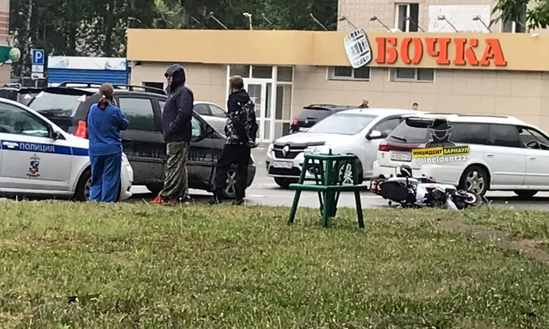 Ребенок на легковушке сбил мопедиста в Барнауле