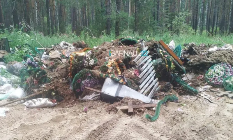 Жители одного из сел Алтайского края возмущаются вывозу мусора с кладбища к местному лесу