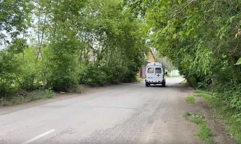 «Уезжали с одной пациенткой, приехали с двумя»: врачи скорой помощи в Сростках приняли роды в машине