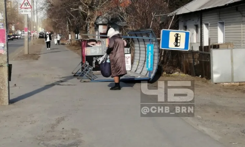 Автобусная остановка перевернулась в Барнауле