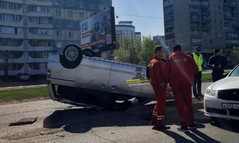 Перевертыш. ДТП произошло на пересечении Малахова и Павловского тракта в Барнауле