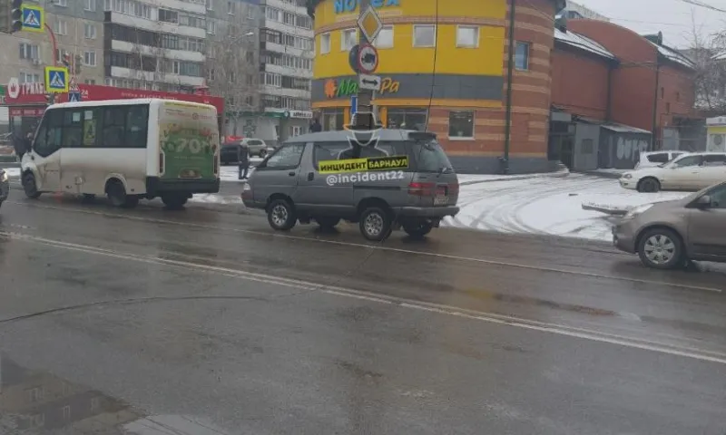 В Барнауле оборвался провод на остановке «Дом пионеров»