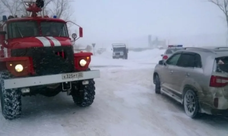 Алтайские пожарные помогли беременной женщине добраться до больницы в непогоду