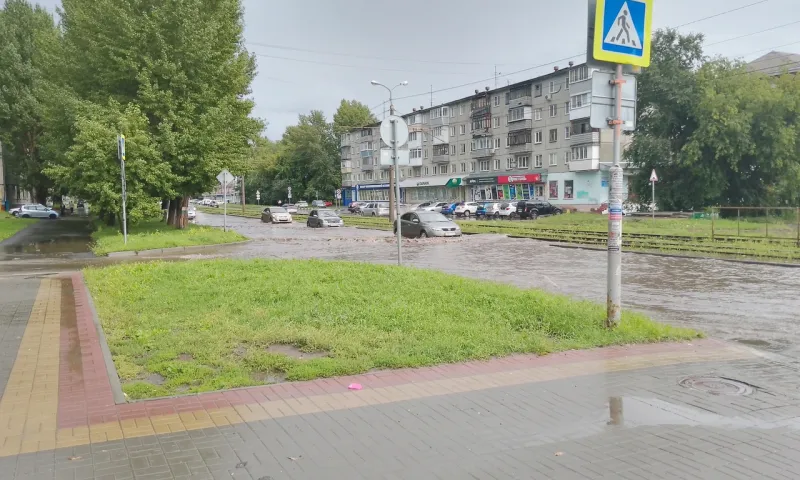 Улицу затопило после дождя в Барнауле