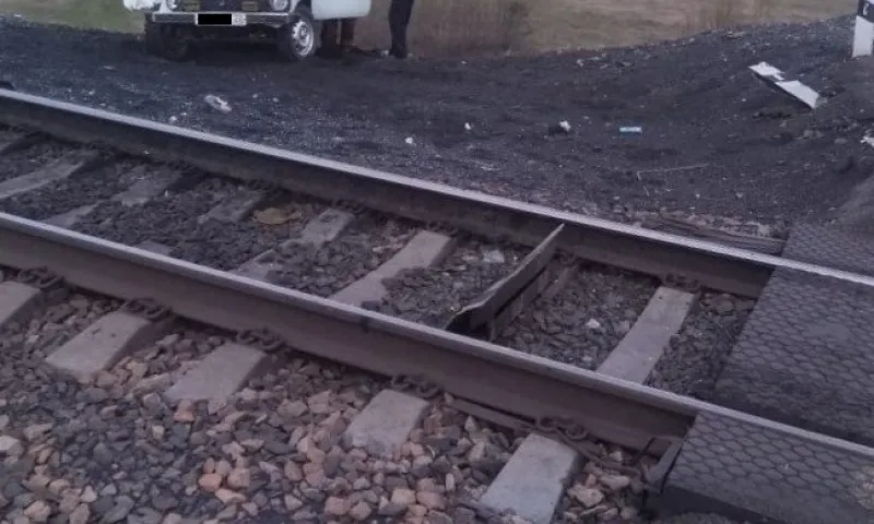 Поезд столкнулся с автомобилем в Алтайском крае