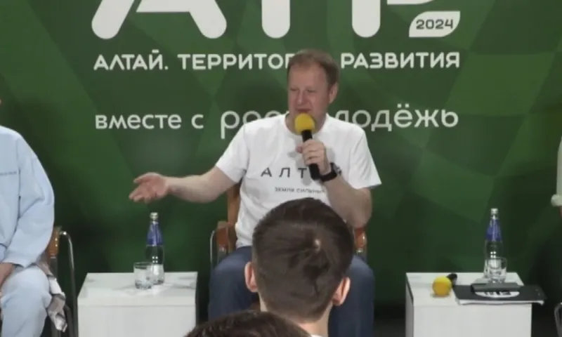 Виктор Томенко ответил на вопросы участников молодёжного форума «Алтай. Территория развития»