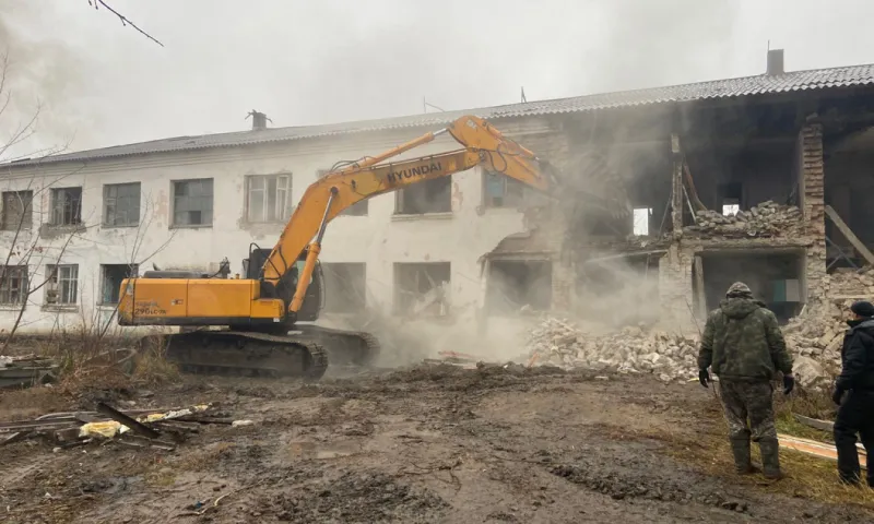 В Барнауле сносят аварийный дом