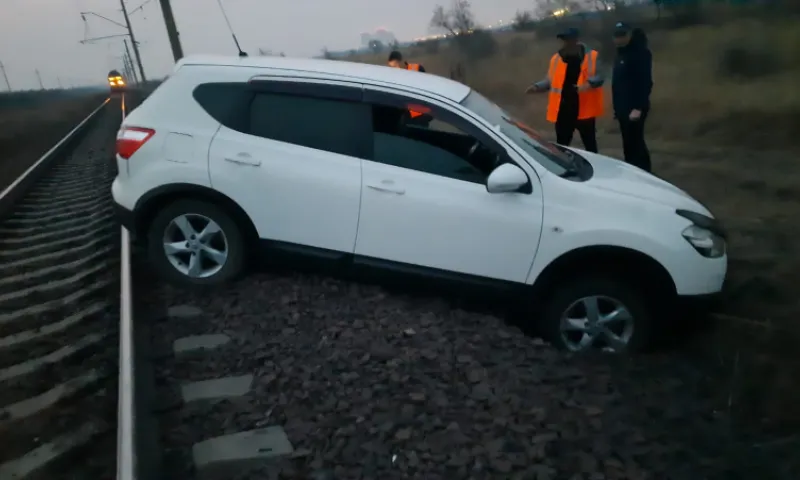 В Хакасии внедорожник застрял на рельсах