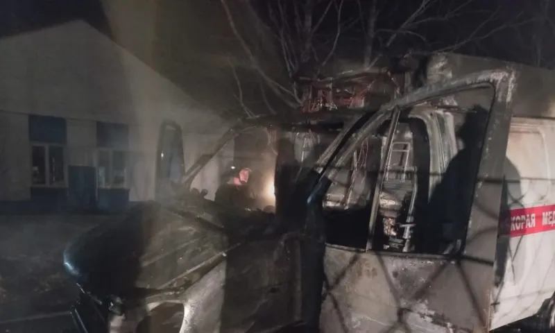 «Рожки да ножки»: в Камне-на-Оби сгорел автомобиль скорой помощи