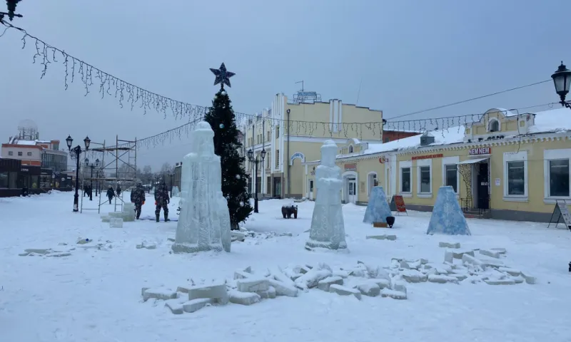 Новогодний городок на улице Мало-Тобольской начали строить в Барнауле
