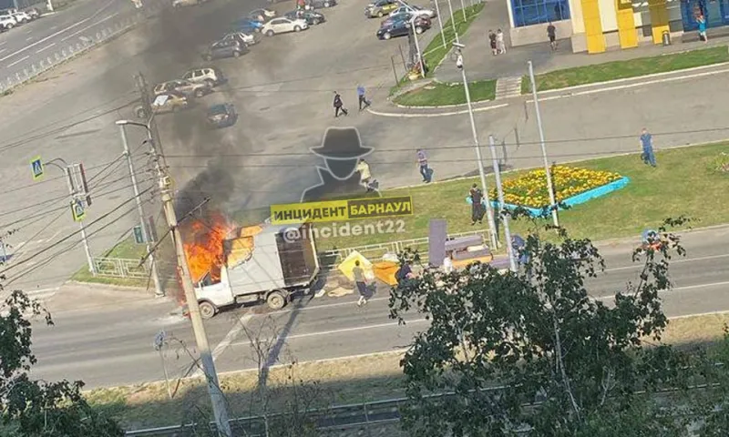 Автомобиль загорелся на одной из улиц Барнаула